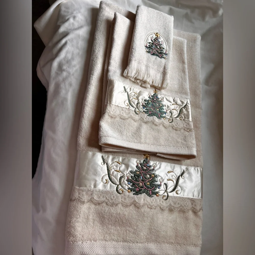 Made in USA lot Of 3 Vintage Cream Christmas Tree towels. sparkling condition